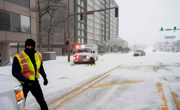 Prawie 300 tys. odbiorców bez prądu, tysiące lotów odwołanych. Atak zimy paraliżuje USA