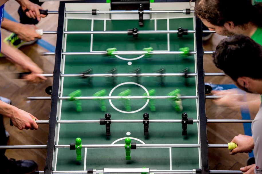 Prawie 300 zawodników i zawodniczek bierze udział w międzynarodowych mistrzostwach Polski w futbolu stołowym /Maciej Kulczyński /PAP