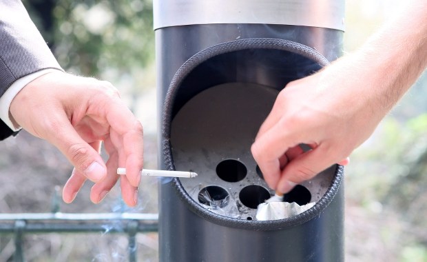 Prawie 300 zł za rzucenie niedopałka na ulicę