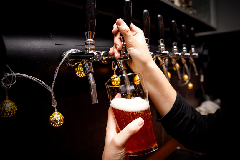 Prawie 49,5 mln litrów piwa zmarnuje się w wyniku zamknięcia brytyjskich pubów /123RF/PICSEL
