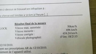Prawie 700 km/h w terenie zabudowanym? Kierowca opublikował zdjęcie mandatu