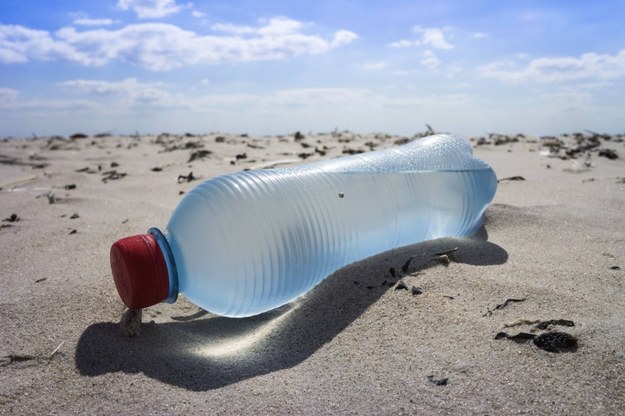 Prawie 90 proc. plastiku, jaki trafia do naszego organizmu, pochodzi z wody kranowej i butelkowanej /blickwinkel /PAP/EPA