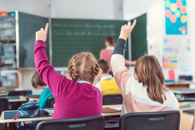 Prawie połowa badanych (49 proc.) uważa, że w sprawie podwyżek nauczyciele mają prawo czuć się oszukani. /Shutterstock