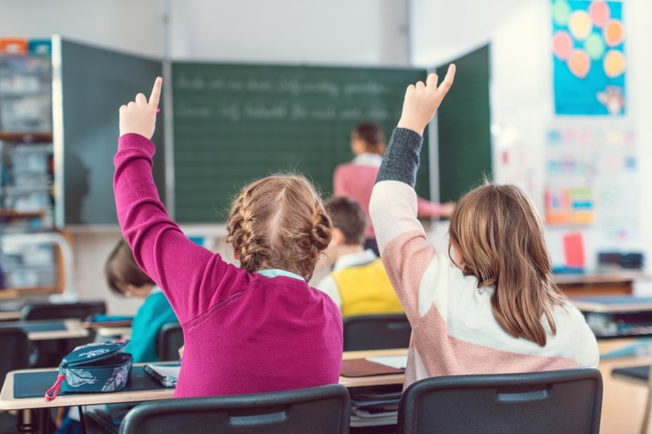 Prawie połowa badanych (49 proc.) uważa, że w sprawie podwyżek nauczyciele mają prawo czuć się oszukani. /Shutterstock