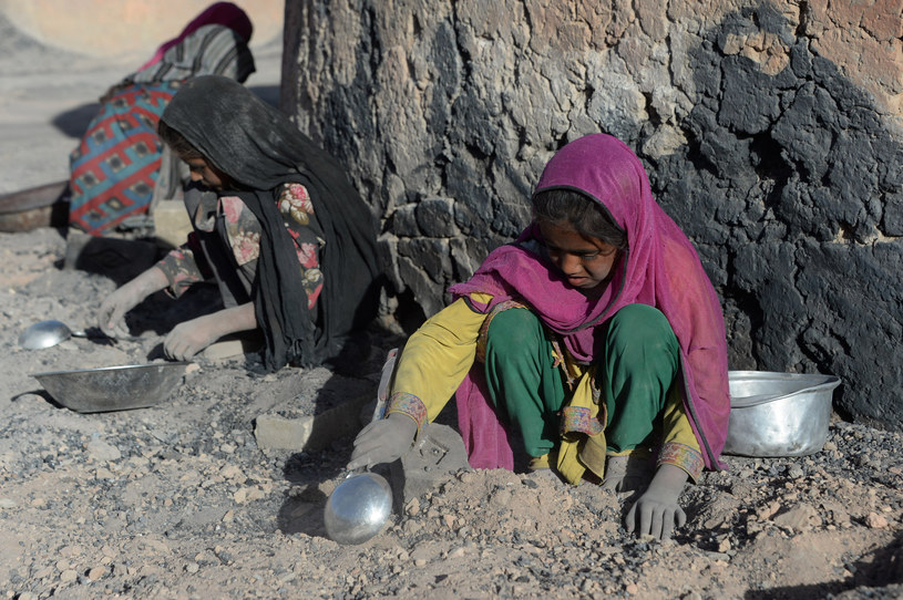 Prawie połowa dzieci w Afganistanie nie chodzi do szkoły. Często z ubóstwo i konieczności podjęcia pracy /Noorullah Shirzada /AFP
