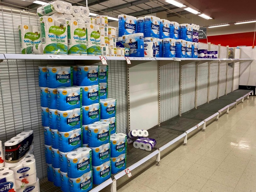 Prawie puste półki z papierem toaletowych w supermarkecie w Melbourne /AFP