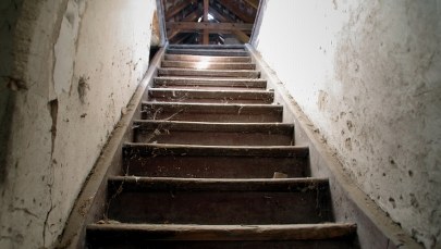 Prawie tydzień bez jedzenia i ogrzewania. Seniorka zatrzasnęła się na strychu 