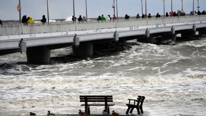 Prawie tysiąc strażackich interwencji: Na północy wiatr, na południu śnieg 