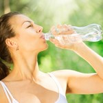 Prawie wszyscy pijemy taką wodę w upały. Uwaga, jest toksyczna 