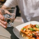 "Prawo do pół litra". Darmowa kranówka w restauracjach?