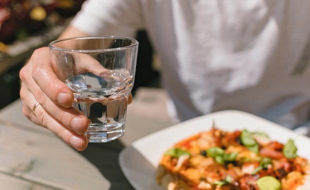 "Prawo do pół litra". Darmowa kranówka w restauracjach?