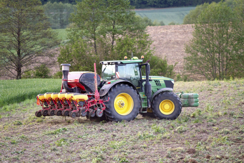Prawo jazdy kat. B pozwala na prowadzenie traktora. Nie można jednak holować przyczep i maszyn rolniczych posiadających własne koła. /Adam Wysocki/East News /East News