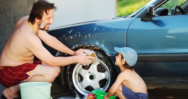 Prawo zabrania mycia samochodu na przydomowej posesji? /&copy;123RF/PICSEL