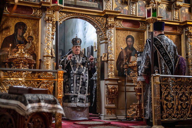 Prawosławny biskup lubelski i chełmski arcybiskup Abel (w środku) podczas uroczystości Wielkiego Piątku w cerkwi w Lublinie /Wojtek Jargilo /PAP
