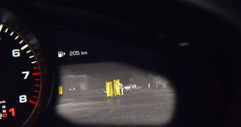 Prawy ekran może pokazywać obraz z kamery noktowizyjnej z rozpoznawaniem pieszych. /Motor