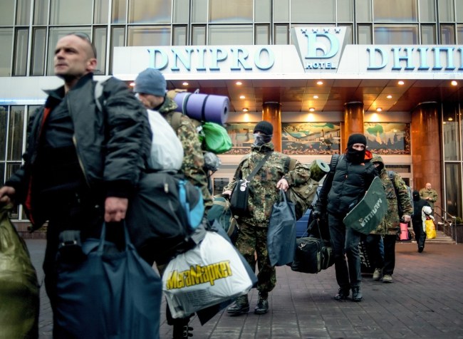 Prawy Sektor opuszcza hotel /KONSTANTIN IVANOV /PAP/EPA