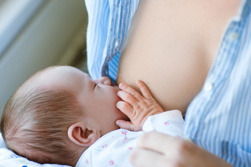 Prebiotyki dostają się do organizmu dziecka już podczas pierwszego karmienia - znajdują się bowiem w mleku matki /123RF/PICSEL