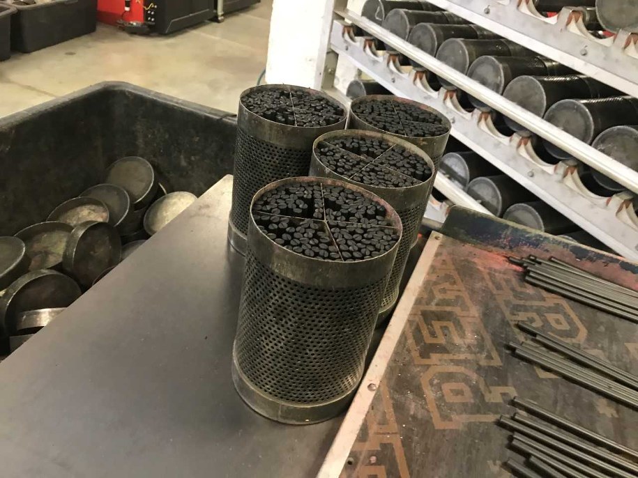 Pręcik albo grafit - to podstawowy element produkcji ołówków i kredek /Fot. Michał Dobrołowicz /RMF FM