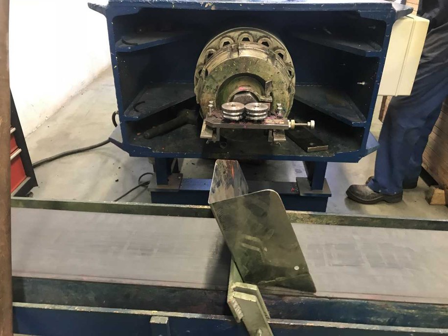 "Pręciki, które wyskakują z tej maszyny nie są proste. Musimy je osuszyć i w specjalnej maszynie wyprostować, żeby można było nimi pisać" /Michał Dobrołowicz /RMF FM