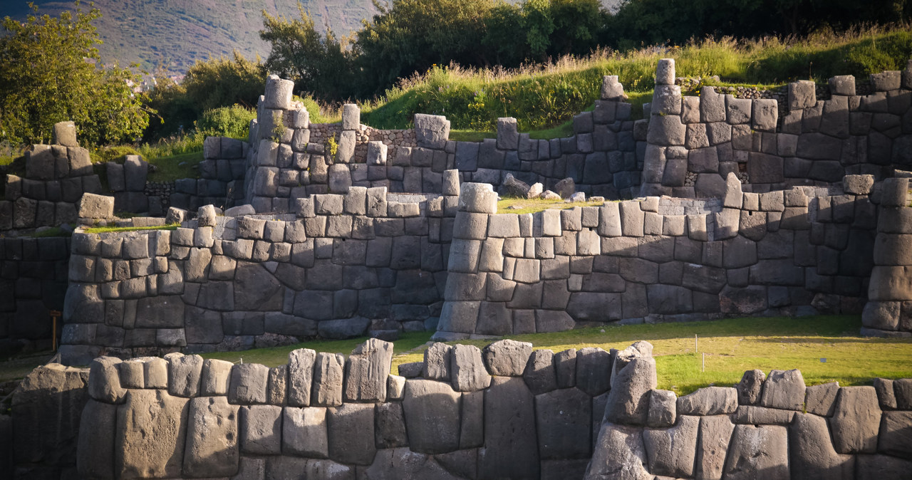 Precyzja obróbki i dopasowania kamieni w murach Sacsayhuamán jest niewiarygodna /123RF/PICSEL