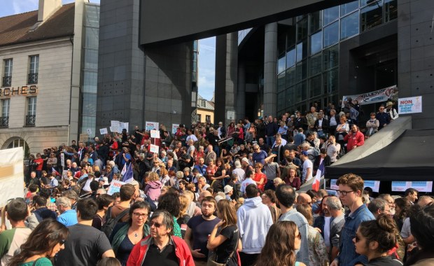 ​"Precz z antydemokratycznymi metodami Macrona!" Kolejna demonstracja w Paryżu