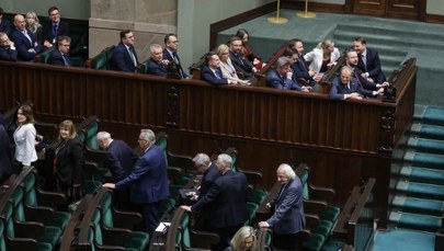 "Precz z komuną". Posłowie PiS wyszli z sali obrad Sejmu