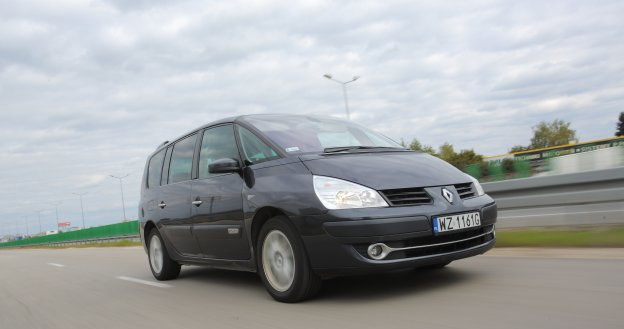 Prędkość 140 km/h nie robi wrażenia na Renault Espace. W środku pozostaje wciąż zaskakująco cicho, a 6-biegowy automat sprawia, że obroty są niskie. /Motor