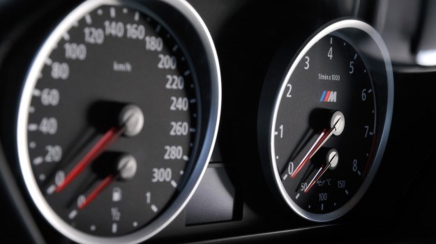 Prędkościomierz może wskazywać maksymalnie prędkość 110% + 4 km/h. /BMW
