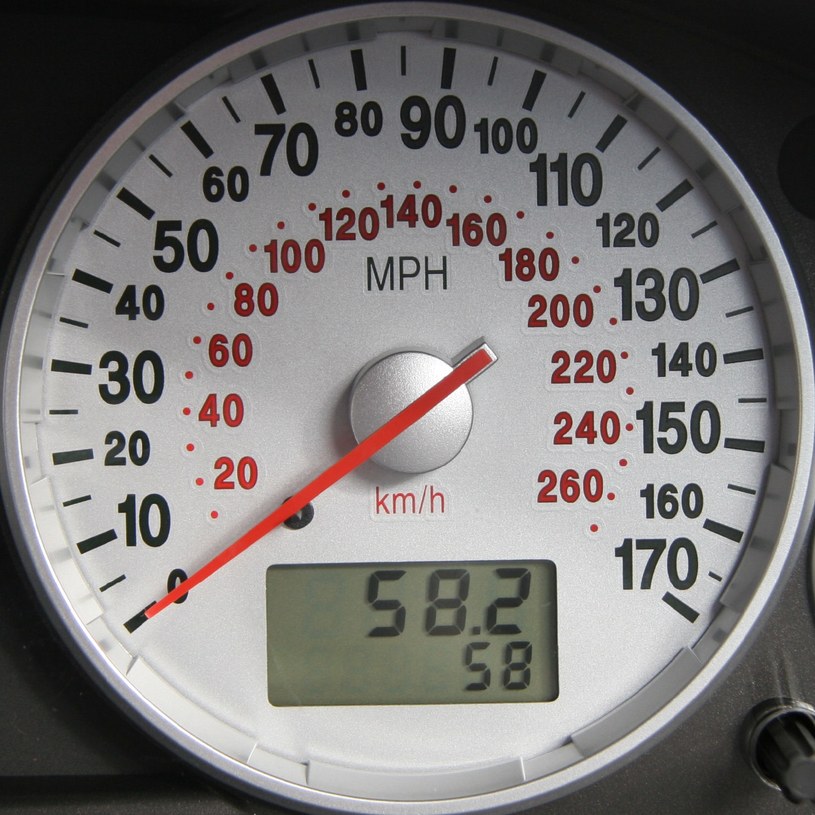 Prędkościomierz w Fordzie Mondeo ST220 z podwójną skalą - w km/h (czerwone) i mph (czarne). /Brian Snelson /Wikimedia