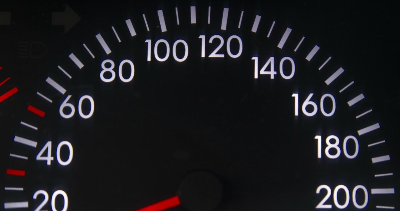 Prędkościomierze nie pokazują rzeczywistej prędkości, z jaką się poruszamy. /Stanislaw Bielski/REPORTER /East News