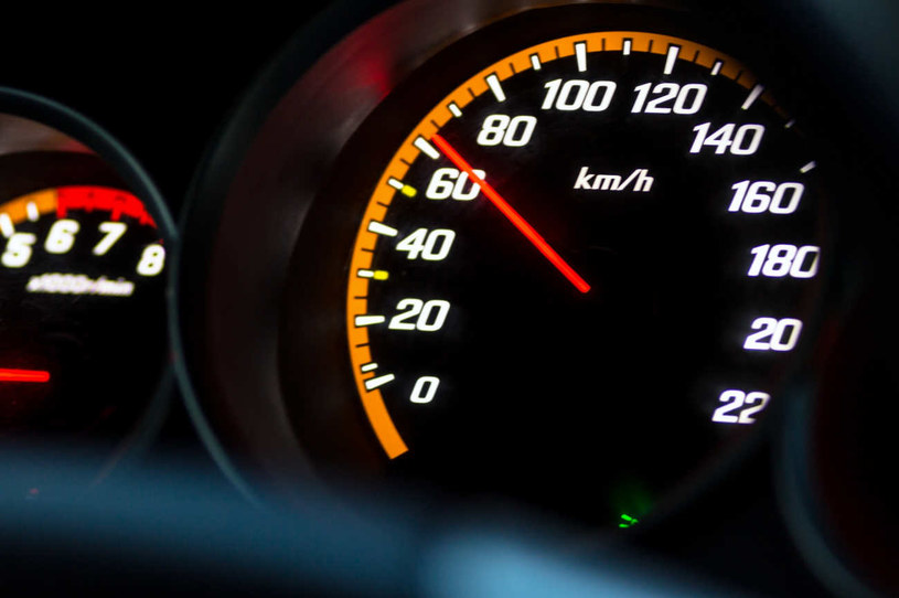 Prędkościomierze w samochodach podają nieprawdziwą wartość /123RF/PICSEL