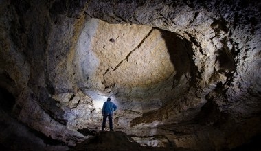 Prehistoryczne znaki w jaskiniach. AI pomoże ustalić, kto je stworzył?