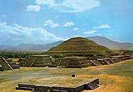 Prekolumbijska sztuka: plac Piramidy Księżyca, Teotihuacan /Encyklopedia Internautica