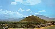 Prekolumbijska sztuka: plac Piramidy Księżyca, Teotihuacan /Encyklopedia Internautica