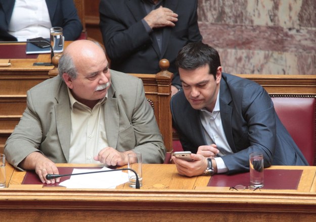 Premier Aleksis Cipras i minister spraw wewnętrznych Nikos Voutsis //PANTELIS SAITAS /PAP/EPA