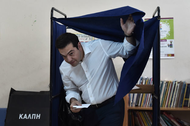 Premier Aleksis Cipras podczas głosowania w referendum fot. Aris Messinis /AFP
