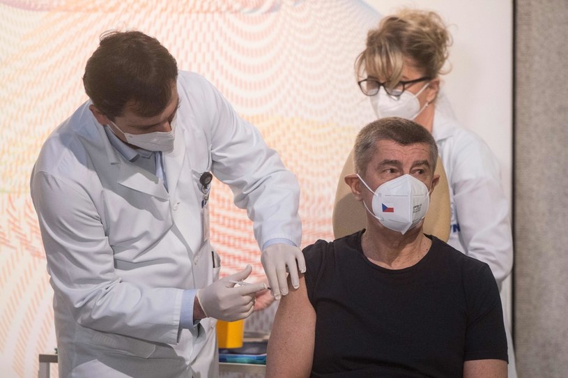 Premier Andrej Babiš w czasie szczepienia na COVID-19, zdjęcie ilustracyjne /MICHAL CIZEK /AFP