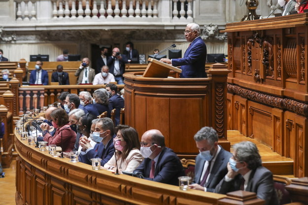 Premier Antonio Costa przemawiający z mównicy parlamentu /MIGUEL A. LOPES /PAP/EPA