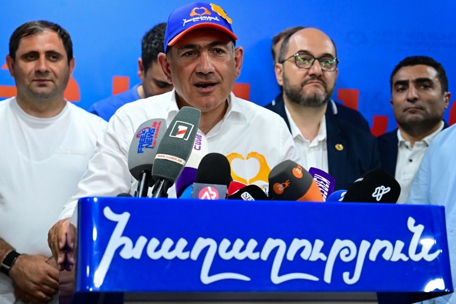 Premier Armenii Nikol Paszynian (w czapce) podczas poniedziałkowej konferencji prasowej po wyborach parlamentarnych /KAREN MINASYAN / AFP /East News
