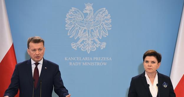 Premier B. Szydło i minister spraw wewnętrznych i administracji M. Błaszczak, fot. Radek Pietruszka /PAP