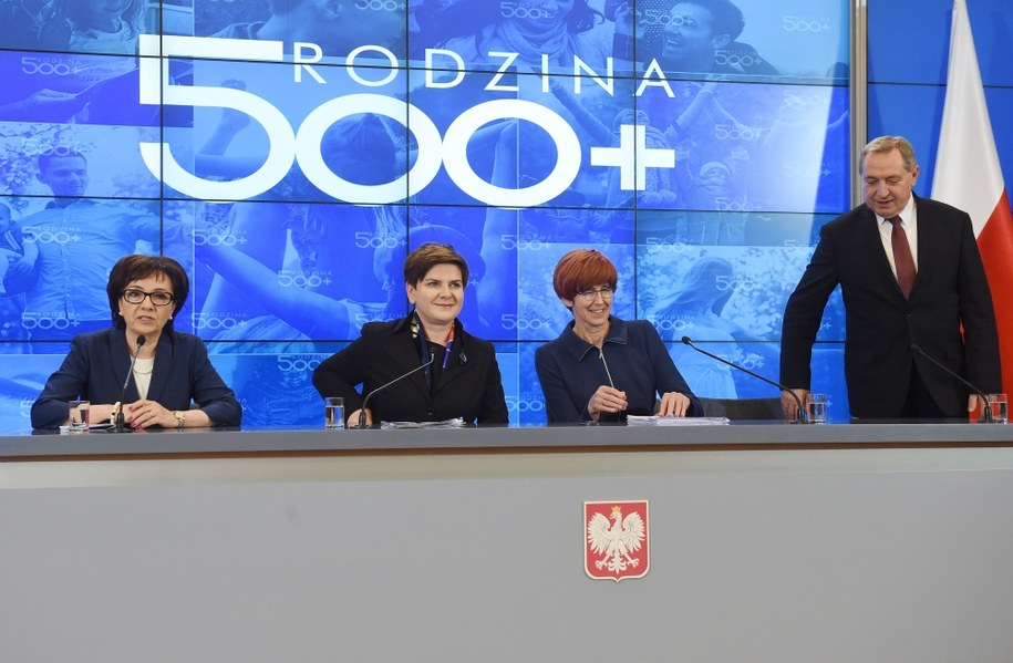 Premier Beata Szydło (2L), szefowa gabinetu politycznego premiera, rzecznik rządu Elżbieta Witek (L) i minister rodziny, pracy i polityki społecznej Elżbieta Rafalska (2P) i przewodniczący Komitetu Stałego Rady Ministrów Henryk Kowalczyk (P) /PAP/Radek Pietruszka    /PAP
