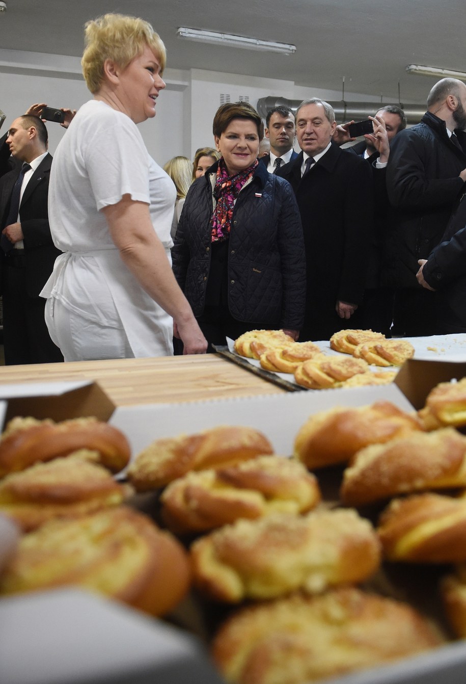 Premier Beata Szydło (C) i minister w KPRM Henryk Kowalczyk (P) podczas wizyty w piekarni Piekarczyk w Kroczewie /Radek Pietruszka /PAP