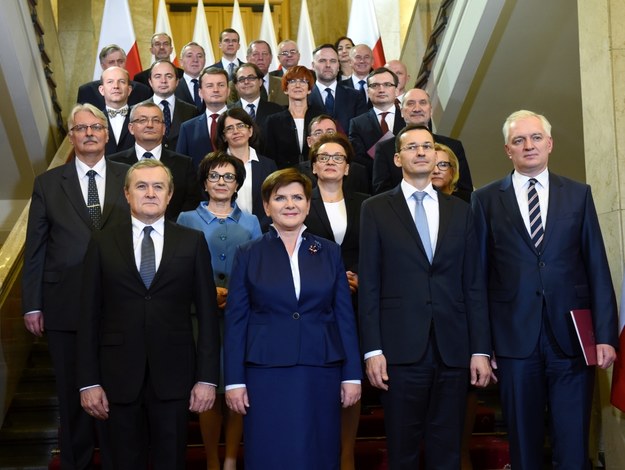 Premier Beata Szydło (C) i ministrowie nowego rządu pozują do zdjęcia w KPRM /Radek Pietruszka /PAP
