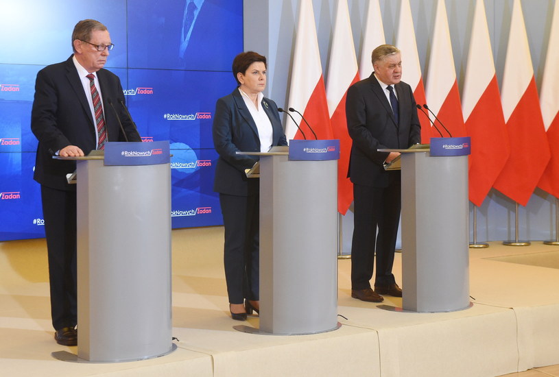 Premier Beata Szydło (C), minister środowiska Jan Szyszko (L) i minister rolnictwa i rozwoju wsi Krzysztof Jurgiel (P) /Radek Pietruszka /PAP