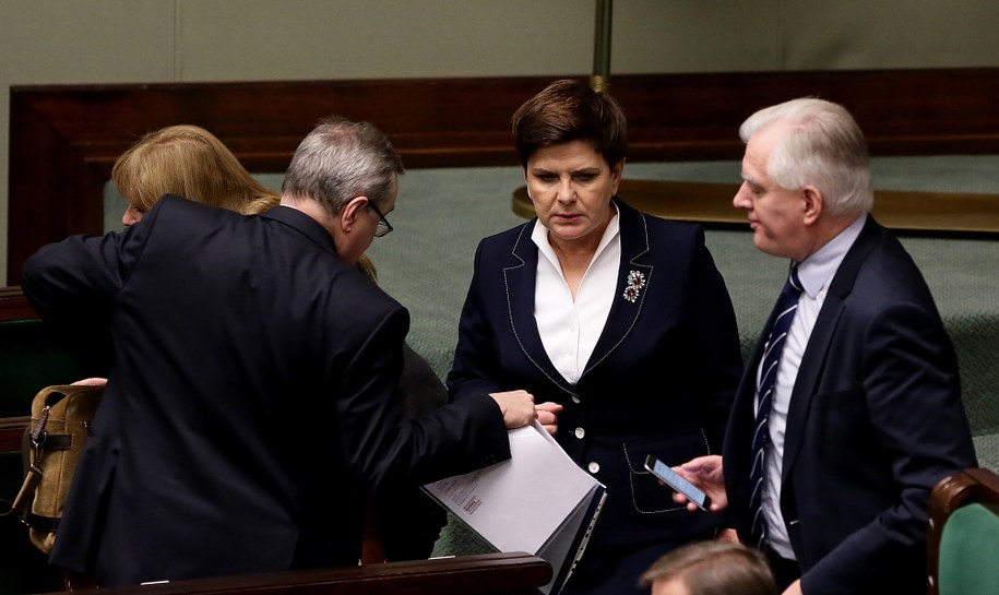 Premier Beata Szydło (C) oraz wicepremierzy Piotr Gliński (L) i Jarosław Gowin (P) w Sejmie /Tomasz Gzell /PAP