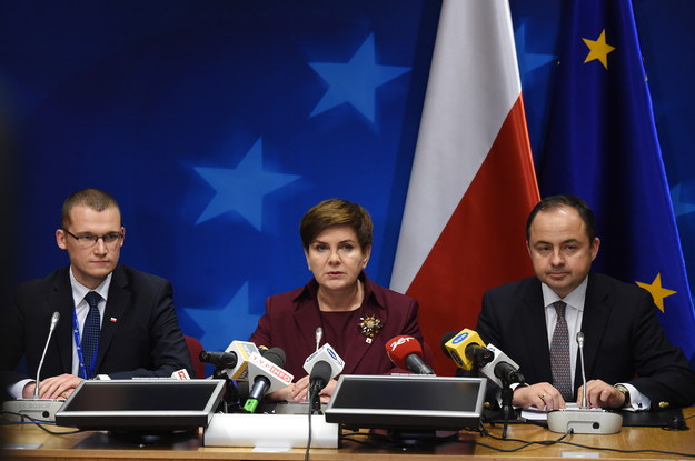 Premier Beata Szydło (C), sekretarz stanu w KPRM Paweł Szefernaker (L) i wiceminister spraw zagranicznych Konrad Szymański (P), podczas konferencji prasowej po szczycie UE-Turcja /PAP/Radek Pietruszka    /PAP