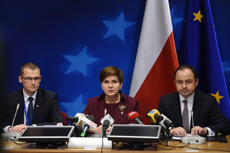 Premier Beata Szydło (C), sekretarz stanu w KPRM Paweł Szefernaker (L) i wiceminister spraw zagranicznych Konrad Szymański (P), podczas konferencji prasowej po szczycie UE-Turcja /PAP/Radek Pietruszka    /PAP