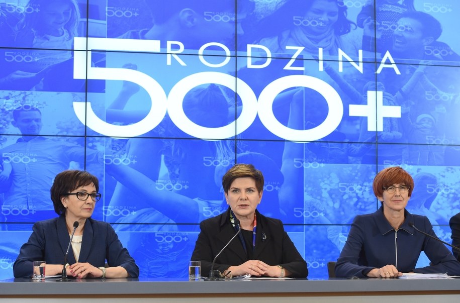 Premier Beata Szydło (C), szefowa gabinetu politycznego premiera, rzecznik rządu Elżbieta Witek (L) i minister rodziny, pracy i polityki społecznej Elżbieta Rafalska (P) podczas konferencji prasowej po posiedzenia rządu /PAP/Radek Pietruszka    /PAP