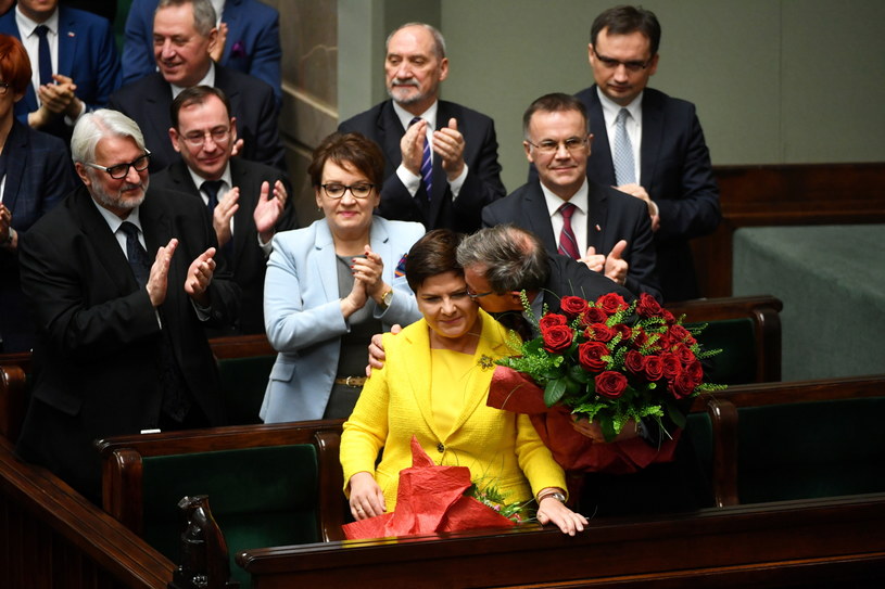 Premier Beata Szydło (C), w drugim rzędzie członkowie Rady Ministrów Anna Zalewska (L) i Jarosław Sellin (P) w Sejmie /Bartłomiej Zborowski /PAP