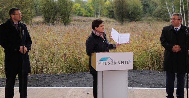 Premier Beata Szydło (C), wicepremier, minister rozwoju i finansów Mateusz Morawiecki (L) oraz minister infrastruktury i budownictwa Andrzej Adamczyk (P) /Andrzej Grygiel /PAP